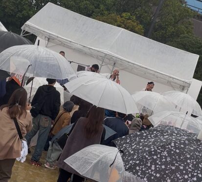 忠岡商工カーニバルでET-KINGがライブを行っている様子